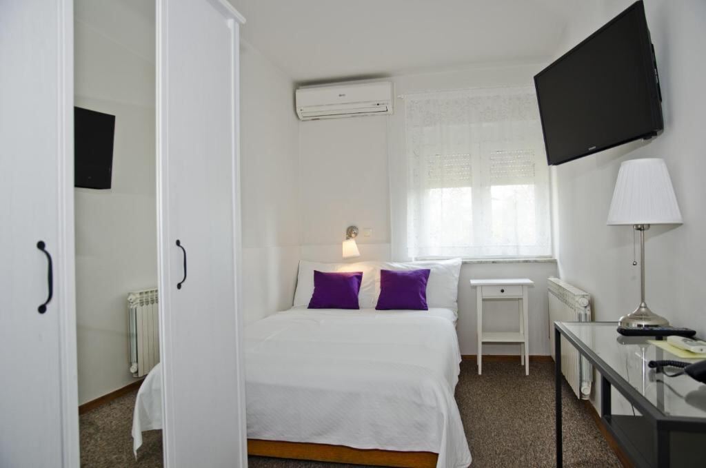 Bright double room with air conditioning and flat-screen TV